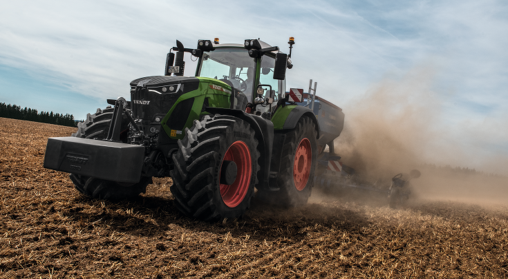 Fendt 900 Vario mit Drillkombination auf dem Acker.