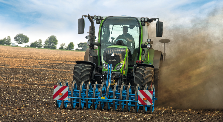 Fendt 500 Vario bei der Bodenbearbeitung auf dem Acker.