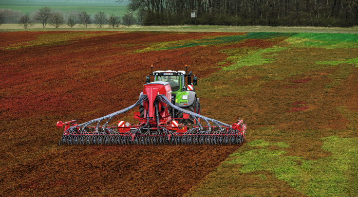 Rückansicht des Fendt 1000 Vario mit Drillkombination.