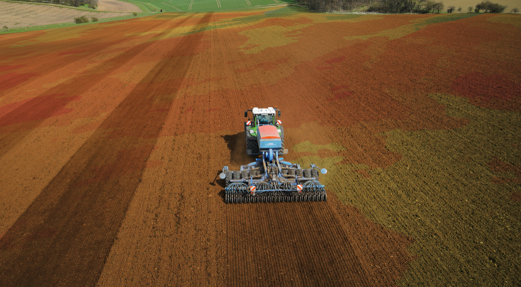 Rückansicht des Fendt 900 Vario mit Drillkombination.