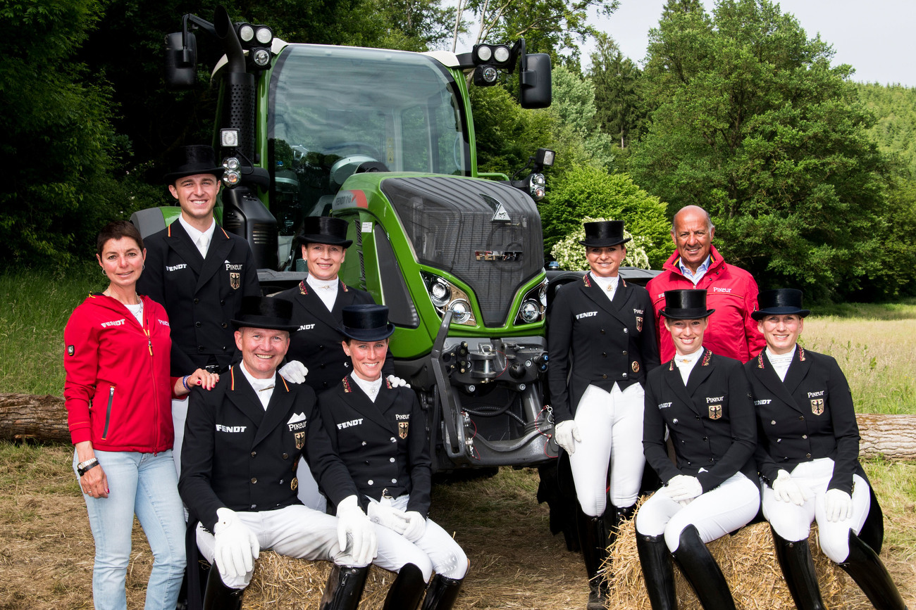 Deustche Dressur Nationalmannschaft vor Fendt 718 Vario