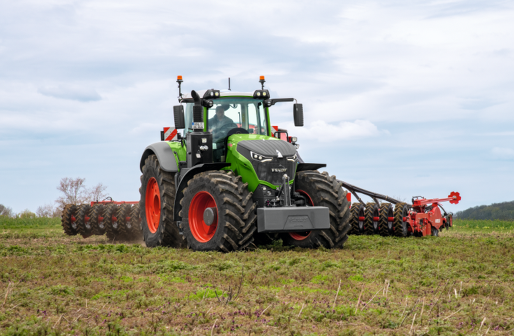 Frontansicht des Fendt 1000 Vario mit Drillkombination auf dem Acker.