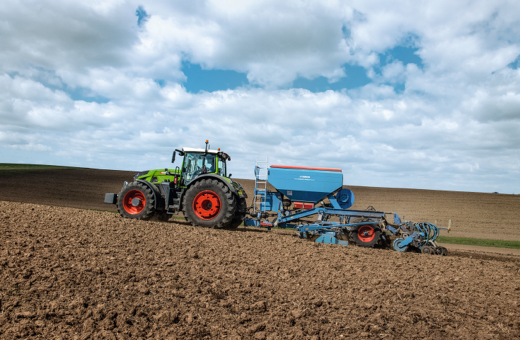 Seitenansicht des Fendt 900 Vario mit Drillkombination.