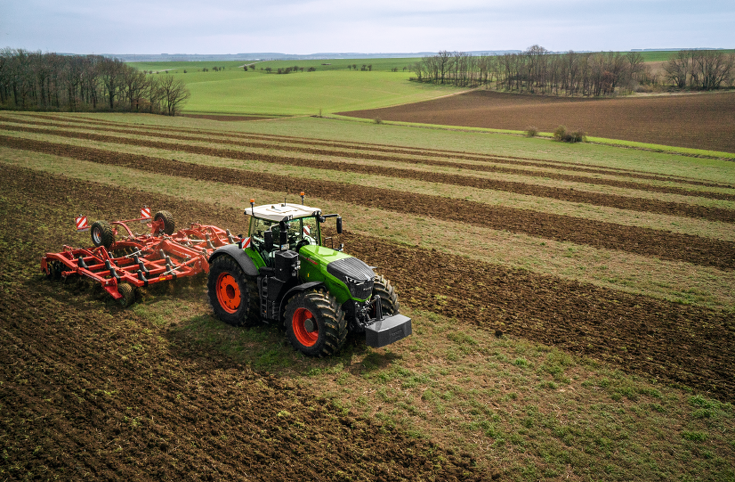 Fendt 1000 Vario beim Grubbern auf dem Acker.