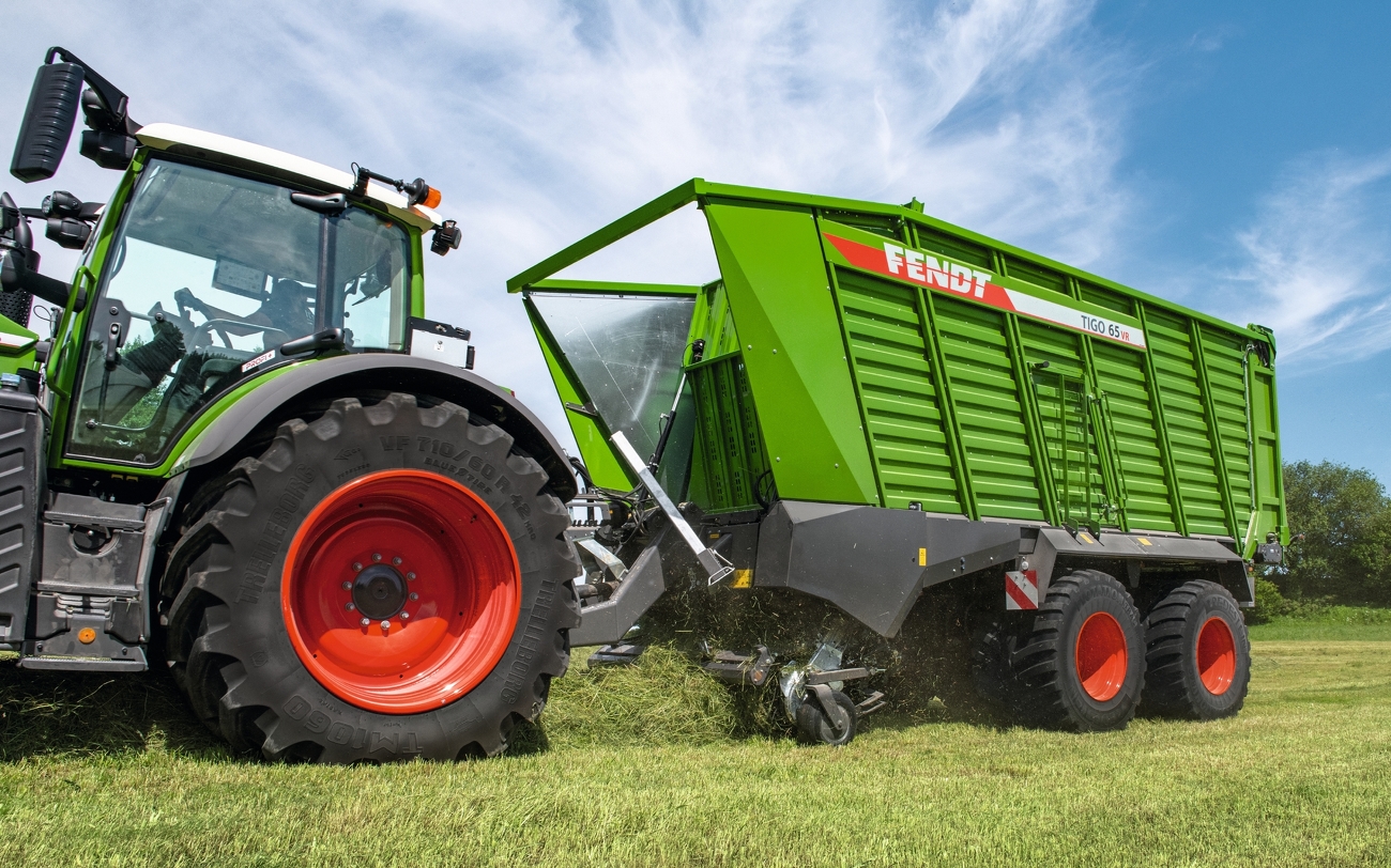 Fendt Traktor mit Tigo 65 VR Anbaugerät bei der Einfuhr des Ernteguts