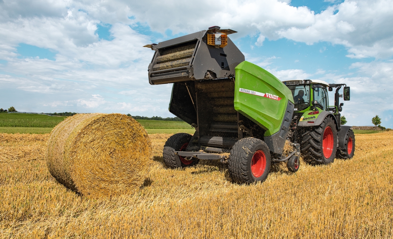 Fendt Rotana 130 F Rundballenpresse mit offener Heckklappe bei Pick-Up von Stroh