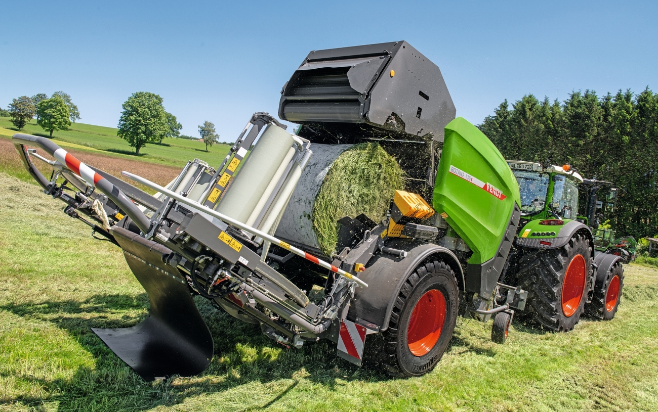 Fendt Rotana 130 F Rundballenpresse bei Pick-Up von Gras und der gleichzeitigen netzbindung eines fertigen Ballen