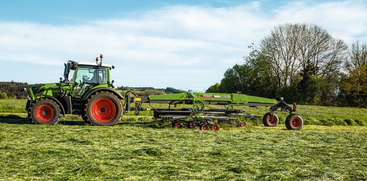 Fendt Former 7850 PRO Kreiselschwader im Einsatz auf einer Wiese