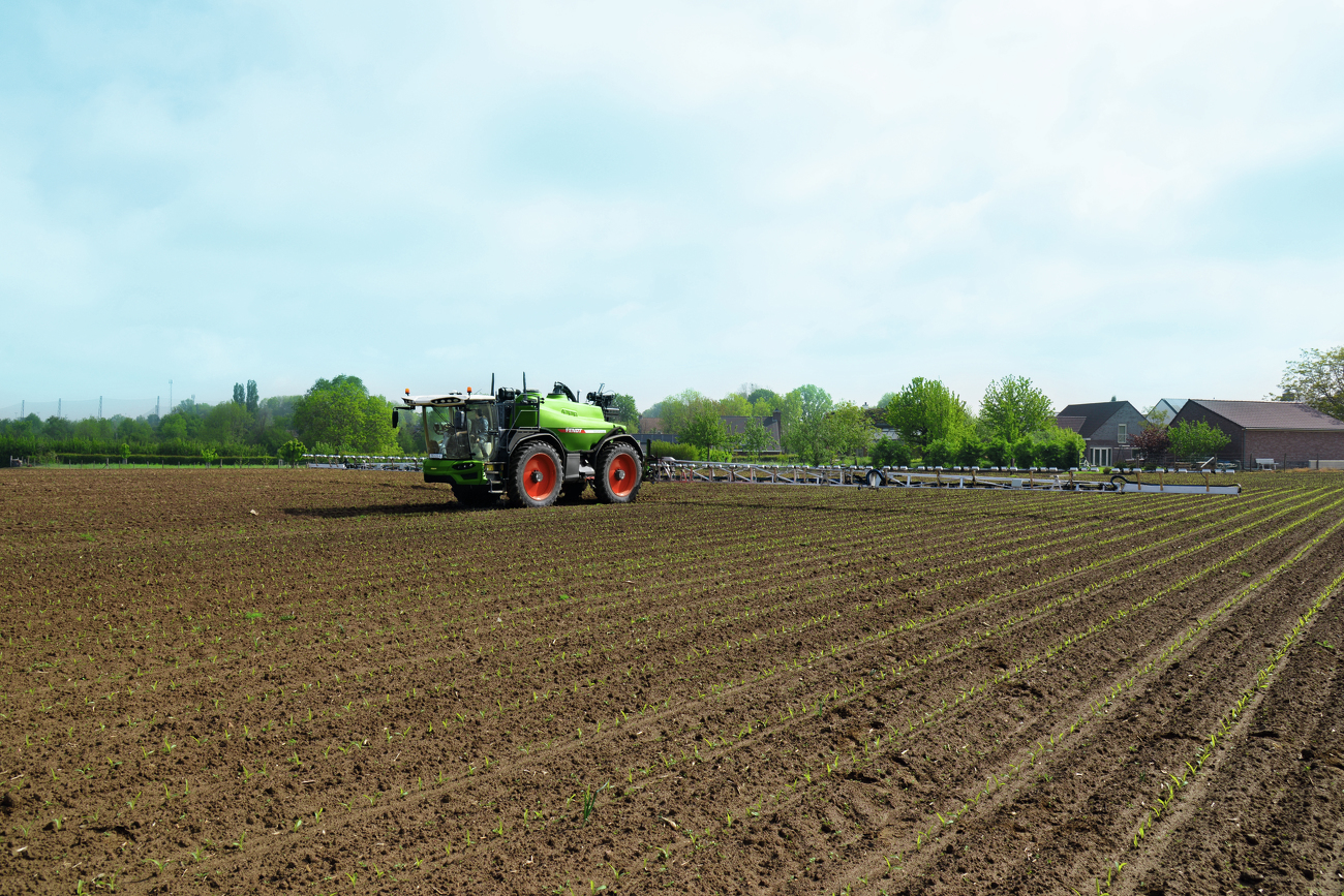 Fendt Rogator 665 auf einem Feld mit ausgefahrenem Gestänge