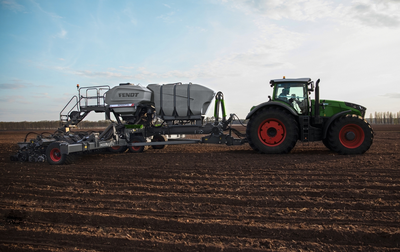 Fendt 1050 Vario zieht Fendt Momentum EInzelkornsämaschine auf Feld