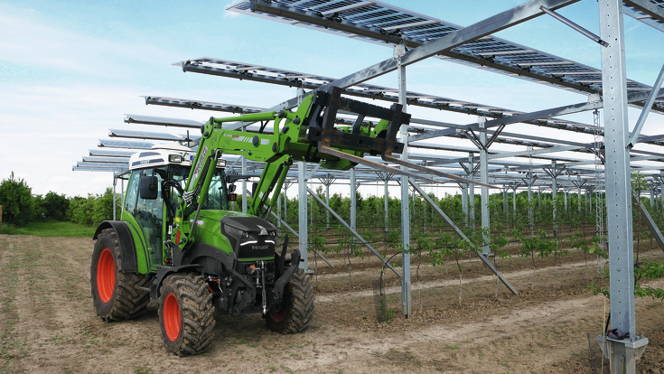 Fendt e100 Vario steht vor der APV Anlage eines Obsthofes