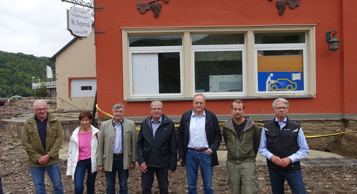 DBV-Präsident Joachim Rukwied (3. v.r.) beim Besuch auf einem betroffenen Weingut