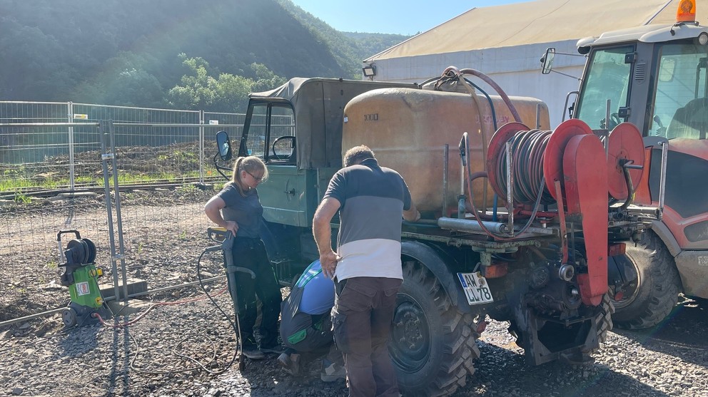 Techniker der RWZ reparieren einen Unimog der bei der Hochwasser Katastrophe beschädigt wurde