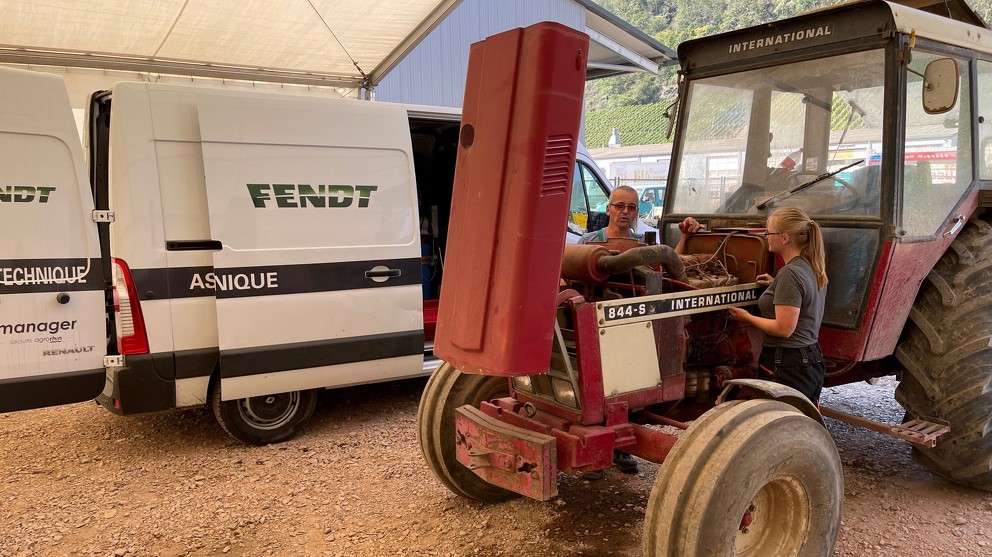 Techniker der RWZ reparieren einen Traktor der bei der Hochwasser Katastrophe beschädigt wurde