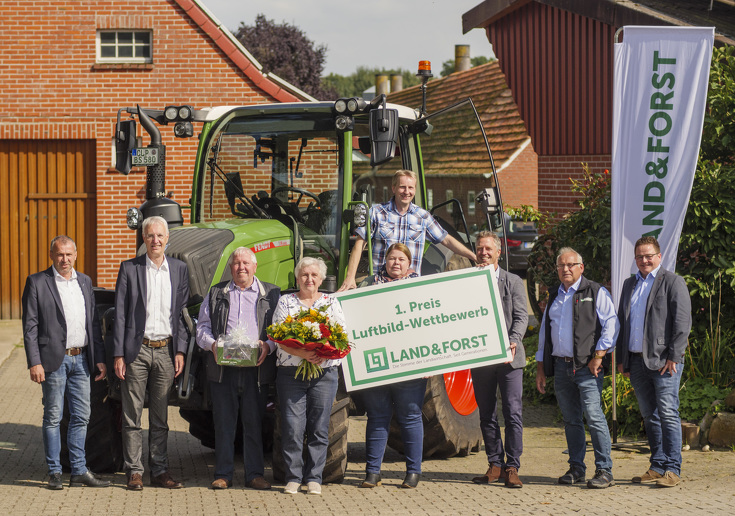 Gruppe posiert vor dem Fendt 314 Vario