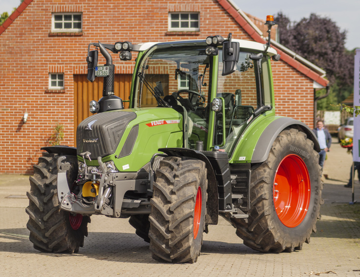 Fendt 314 Vario steht vor einem Backsteingebäude