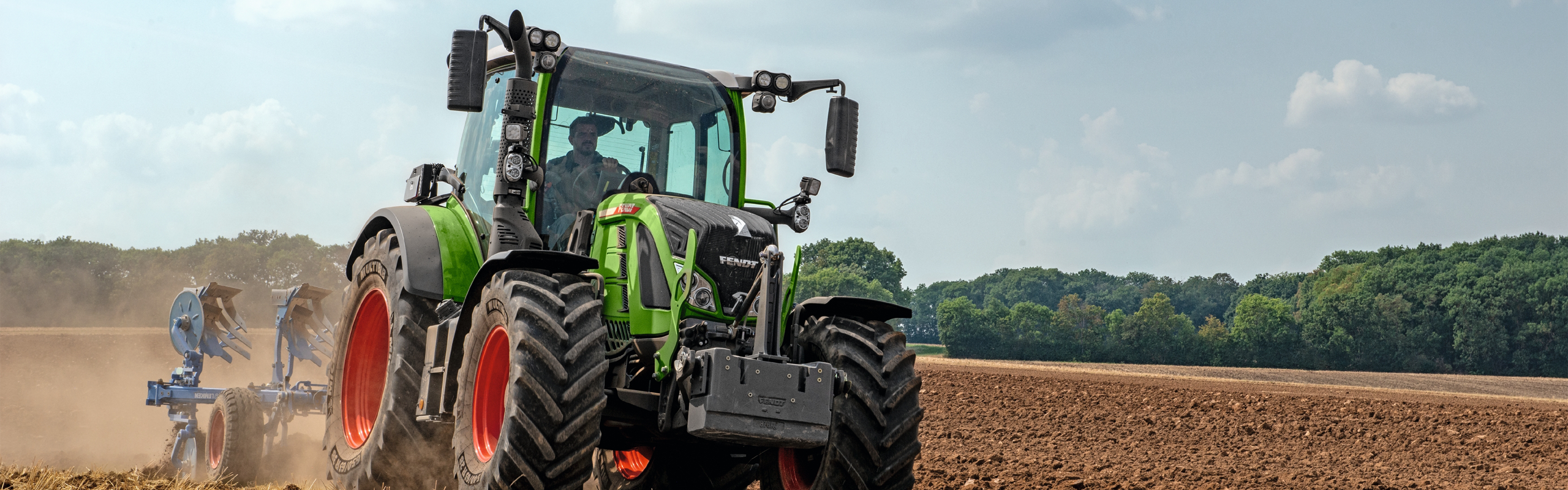 Der Fendt 500 Vario mit Drillkombination auf dem Acker.