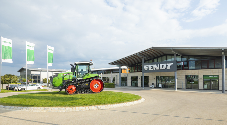 Aufnahme des Fendt Forum mit der Einfahrt und Parkplatz.