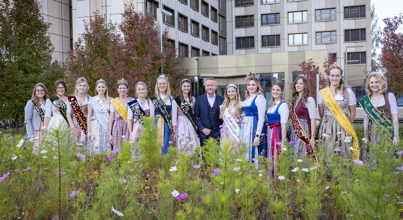 14 junge Damen mit Schärpen vor der BayWa Zentrale in München