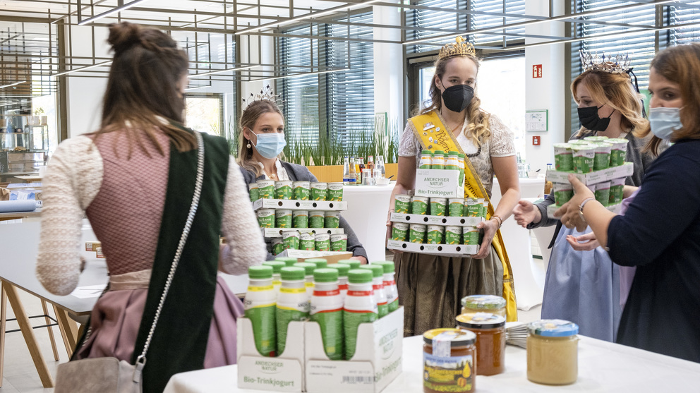 Die Damen mit Andechser Natur Produkten Die Damen mit Andechser Natur Produkten