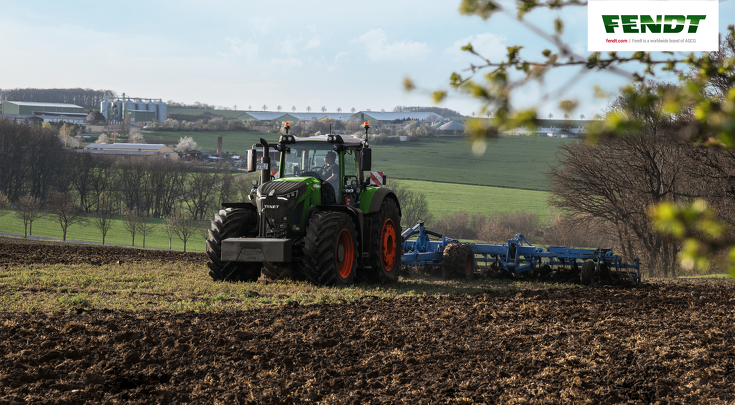 Fendt 900 Vario beim Grubbern auf dem Acker.