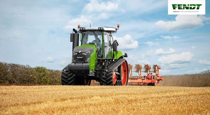 Fendt 900 Vario MT beim Pflügen auf dem Acker.