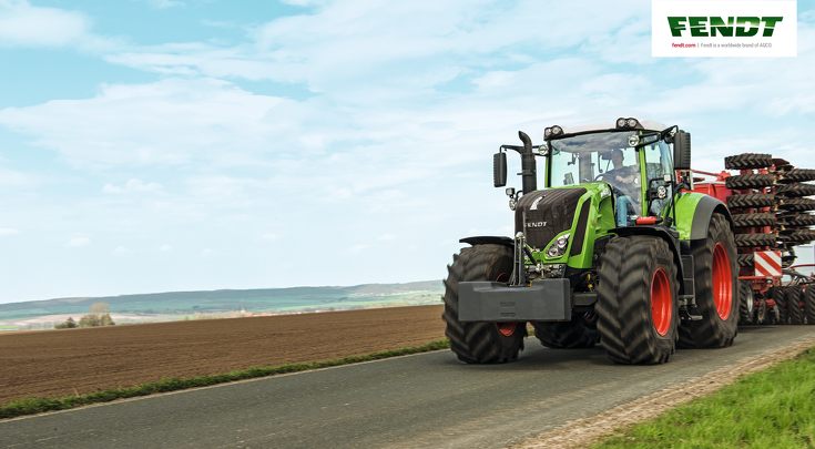 Fendt 800 Vario fährt mit Drillmaschine auf der Straße.