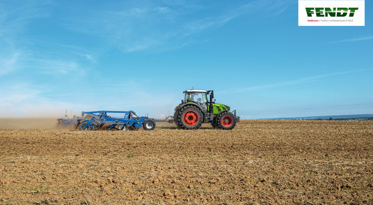 Fendt 700 Vario mit Scheibenegge auf dem Acker.