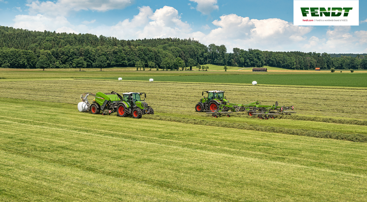 Fendt 300 Vario beim Ballenpressen im Grünland.