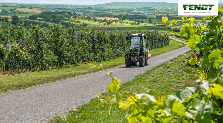 Fendt 200 V Vario fährt auf der Straße durch die Weinberge.