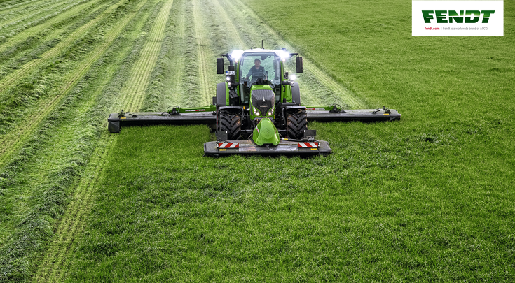 Der Fendt Slicer mit Front- und Heckanbau beim Mähen im Grünland.