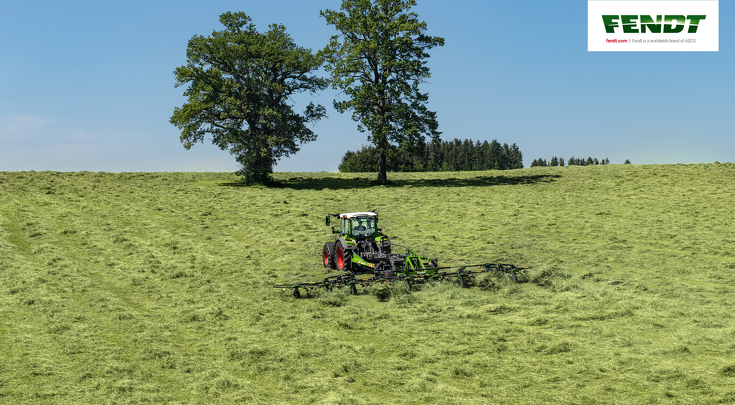 Der Fendt Lotus beim Wenden von Gras im Grünland.