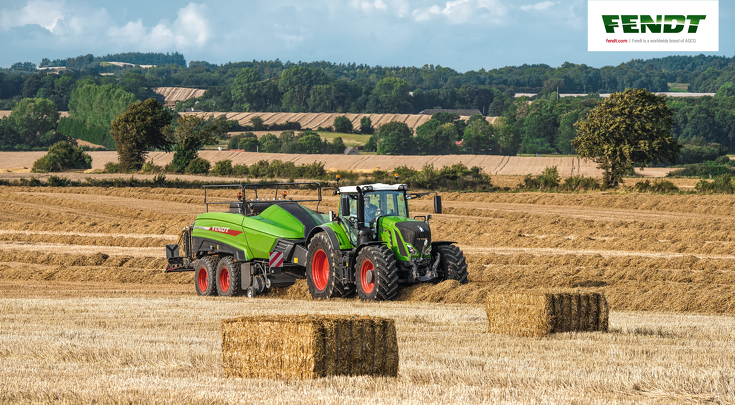 Die Fendt Squadra 1290 UD Quaderballenpresse beim Pressen von Strohballen.