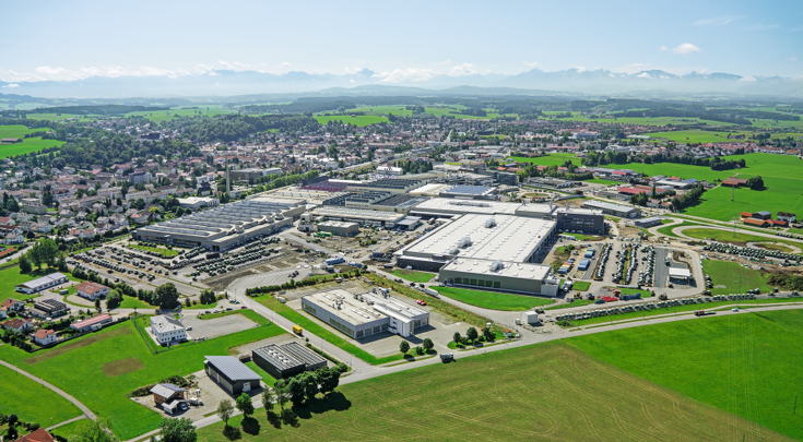 Blick auf Fendt in Marktoberdorf mit der Stadt Martkoberdorf und den Bergen im Hintergrund