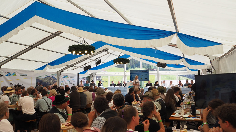 Zahlreiche Menschen sitzen in einem Festzelt