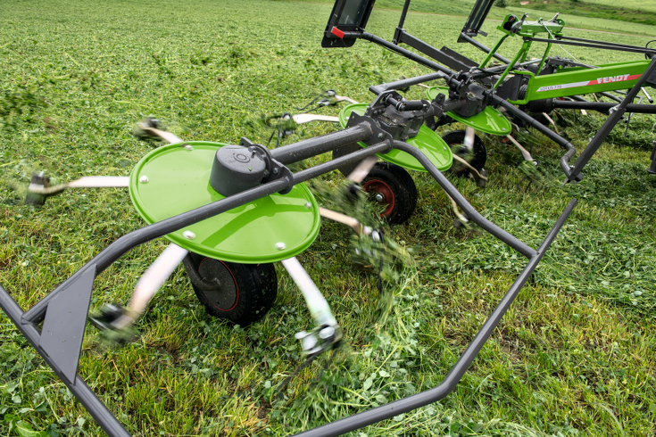 Nahaufnahme einiger Fendt Lotus Kreisel und Reifen im Einsatz auf einer grünen Wiese