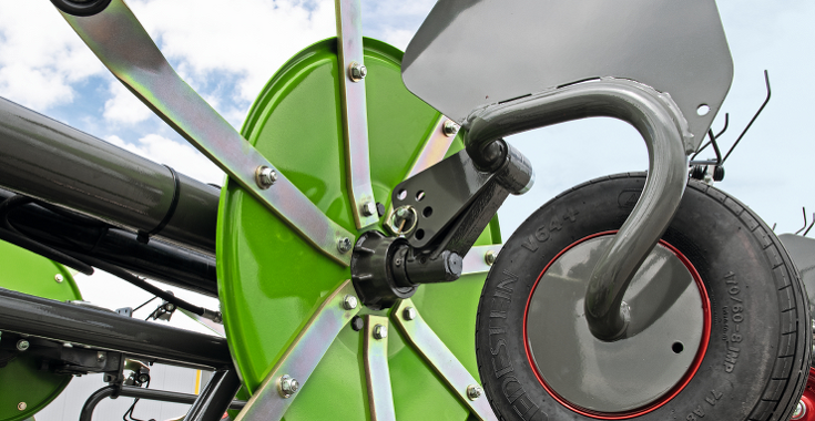 Detaillaufnahme der Fendt Lotus Streuwinkelposition mit einem blauen Himmel und Wolken im Hintergrund