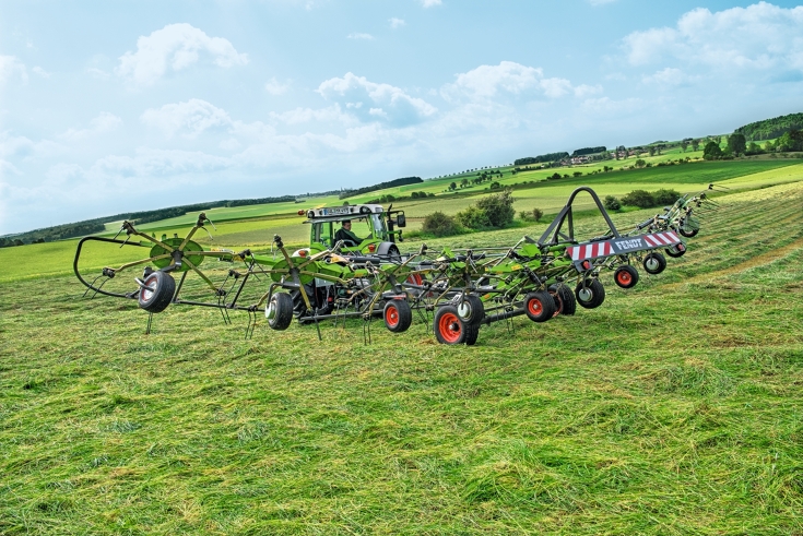 Fendt Twister mit Transportfahrwerk Fendt Twister Heuwender mit Transportfahrwerk in ausgehobener Position