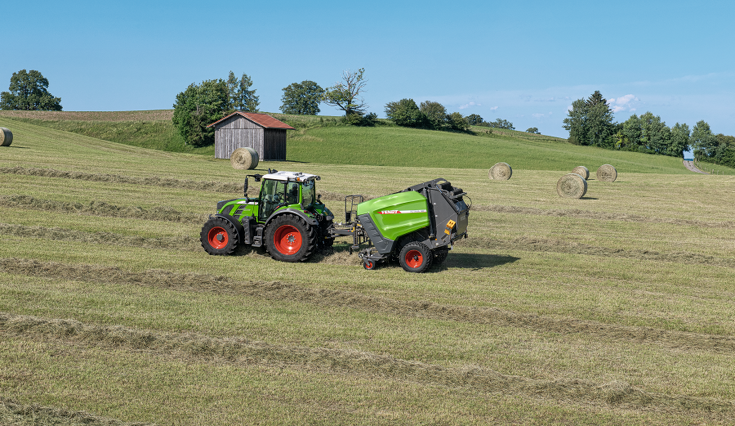 Fendt 500 Vario mit Rotana V im Einsatz auf der Wiese