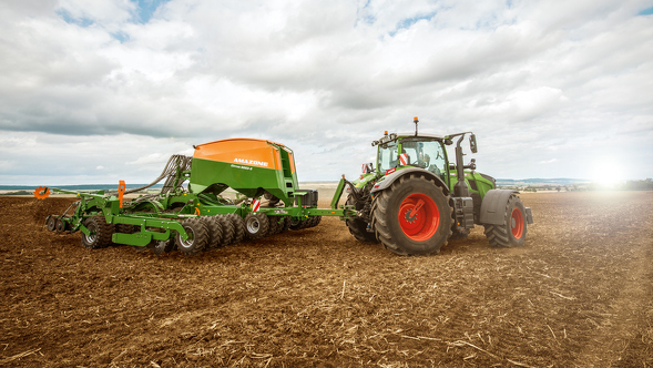 Fendt 700 Vario Gen7 mit Amazone Sämaschine auf dem Acker