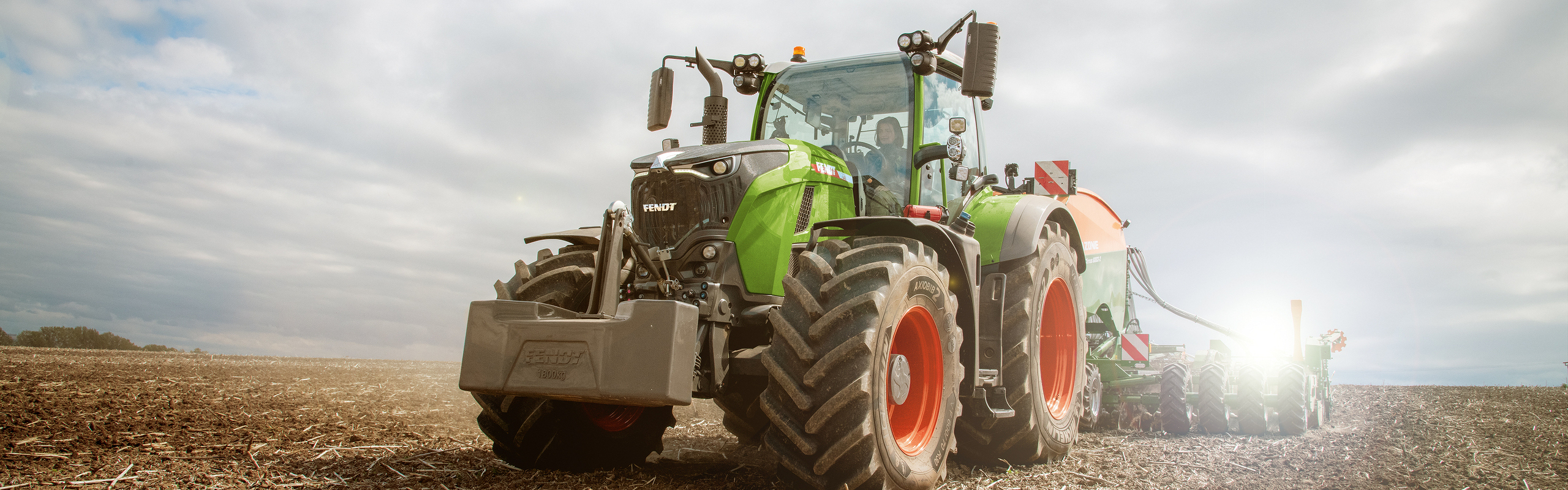 Fendt 700 Vario Gen7 im Einsatz auf dem Acker mit Amazone Sämaschine.