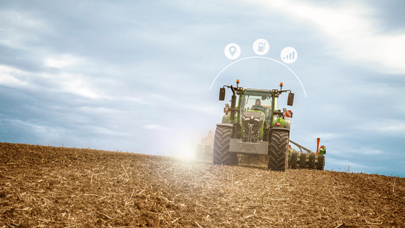 Fendt 700 Vario Gen7 auf dem Acker mit Smart Farming Icons.