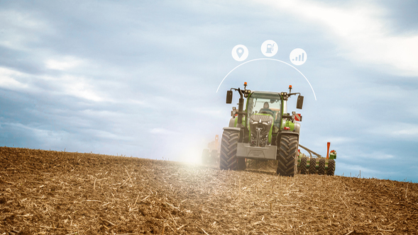 Fendt 700 Vario Gen7 Smart Farming Key Visual Fendt 700 Vario Gen7 auf dem Acker mit Smart Farming Icons.