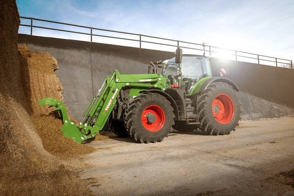 Fendt 700 Vario Gen7 mit CargoProfi Fendt 700 Vario Gen7 im Einsatz mit Silagegreifschaufel