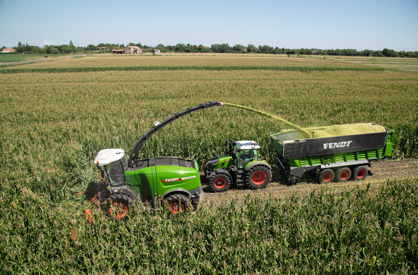 Fendt 700 Vario mit Fendt Tigo und Fendt Katana 850