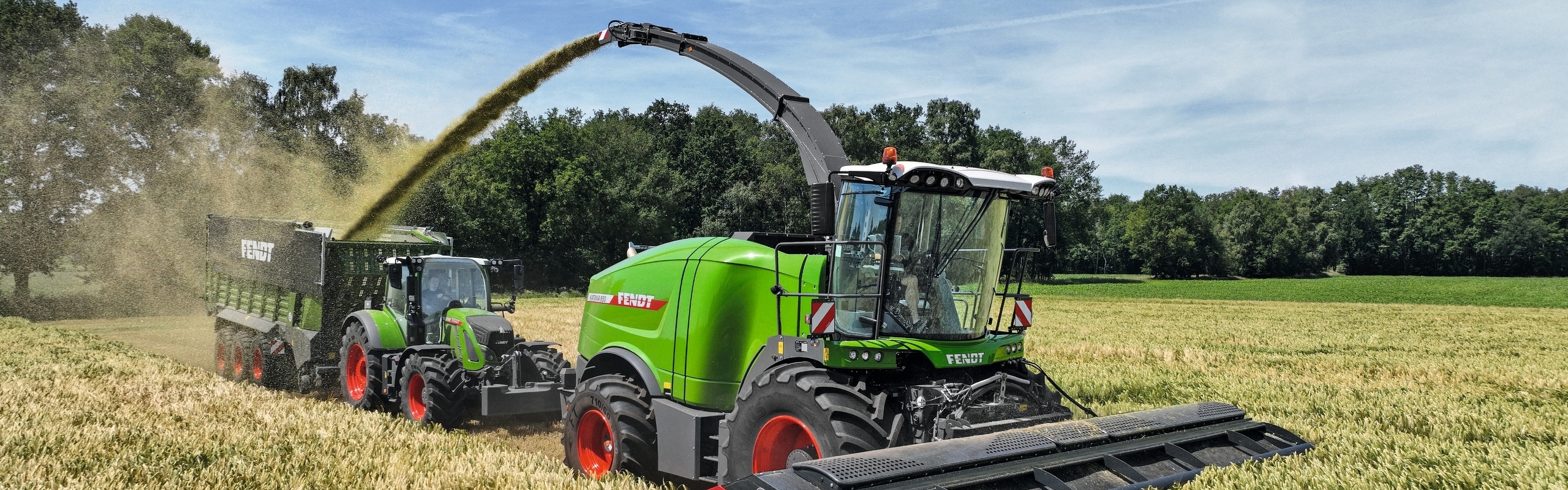 Fendt Katana 850 häckselt Getreide und befördert es in den Ladewagen