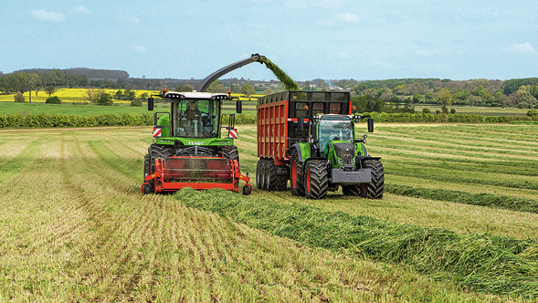 Fendt Katana 650 mit Fendt 700 Vario bei der Grünfutterernte