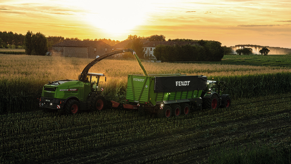 Fendt Katana neben dem Fendt Tigo bei Sonnenuntergang