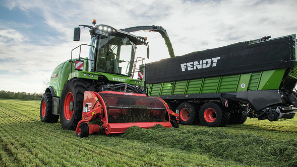 Fendt Katana neben dem Fendt Tigo Ladewagen bei der Grünfutterernte