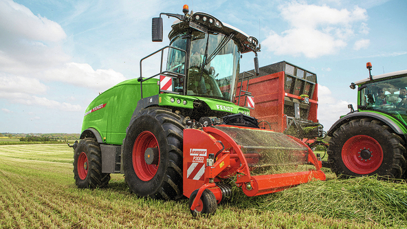 Fendt Katana mit Kemper Vorsatz im Einsatz